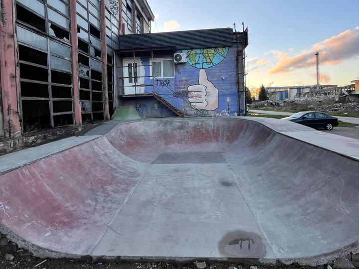 Side view of a miniramp enclosed from one side.